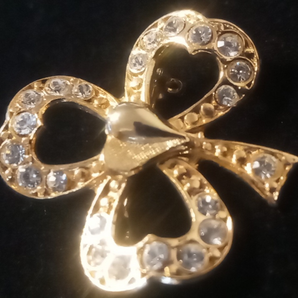 Vintage four leaf clover gold tone with multi faceted crystal broach /lapel pin